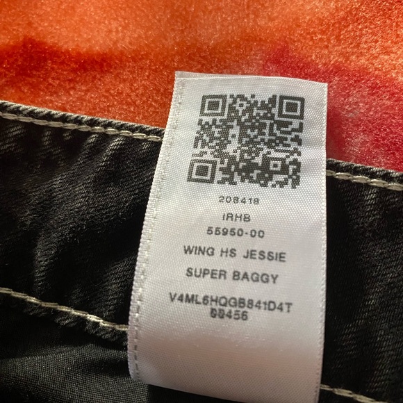 Cute brand new true religion women’s baggy jeans in size 33 (price negotiable) - Picture 6 of 6